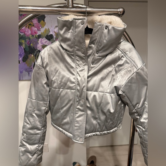 ALO Orion Cropped Puffer Jacket - Picture 3 of 5